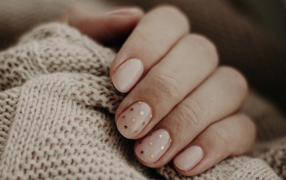 Manicura natural con ligeros toques en oro