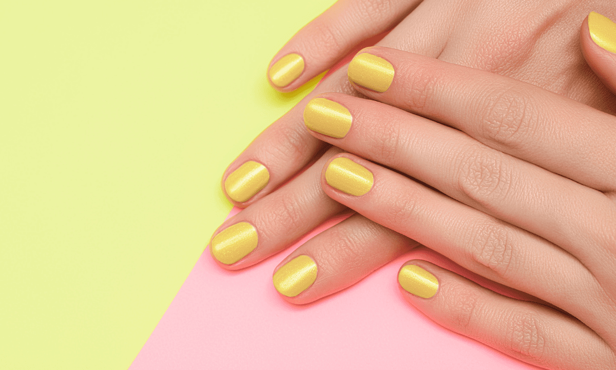 Uñas amarillas. El color tendencia en manicura primavera verano 2021