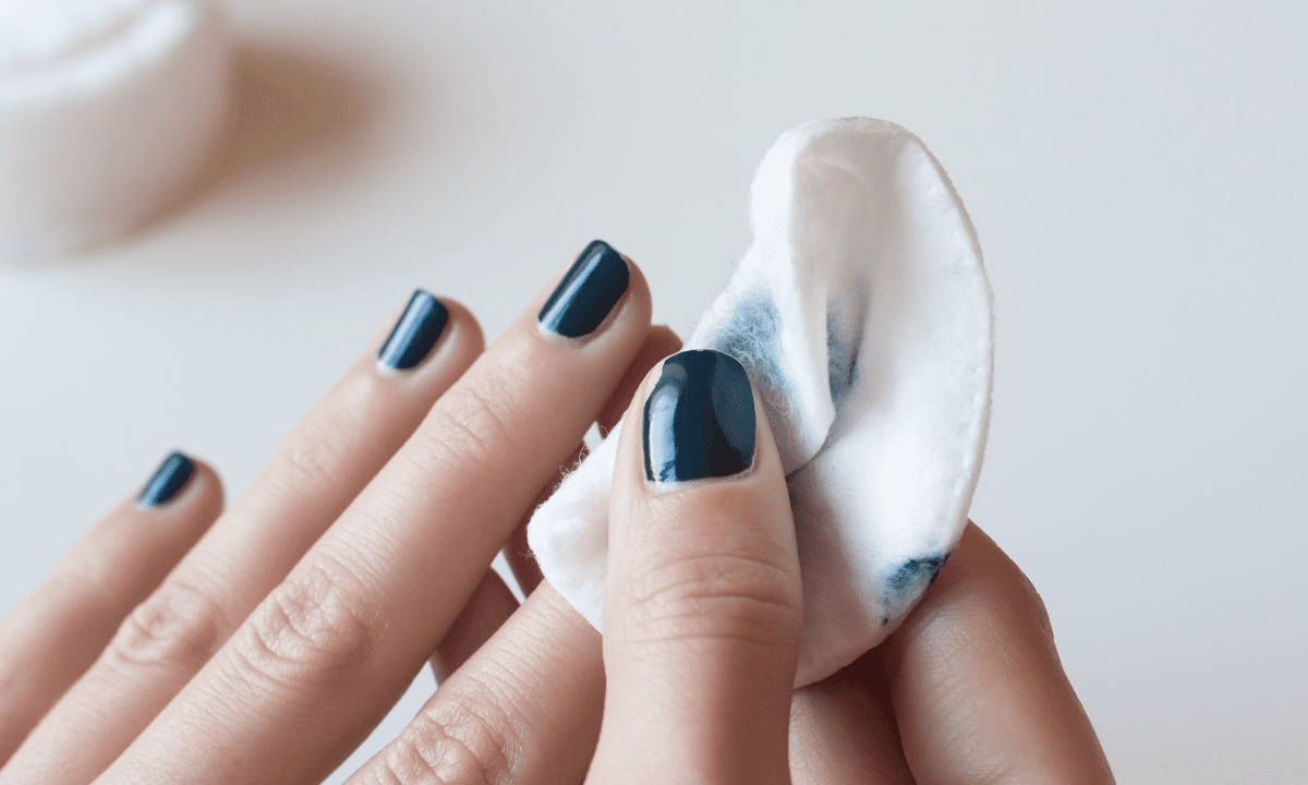 ¿Cómo quitar el esmalte de uñas sin acetona y que no queden restos?