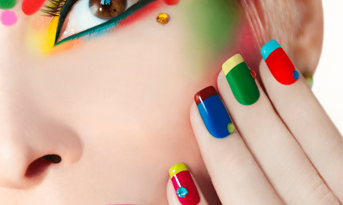 Uñas de gel francesa de colores. La manicura clásica se reinventa